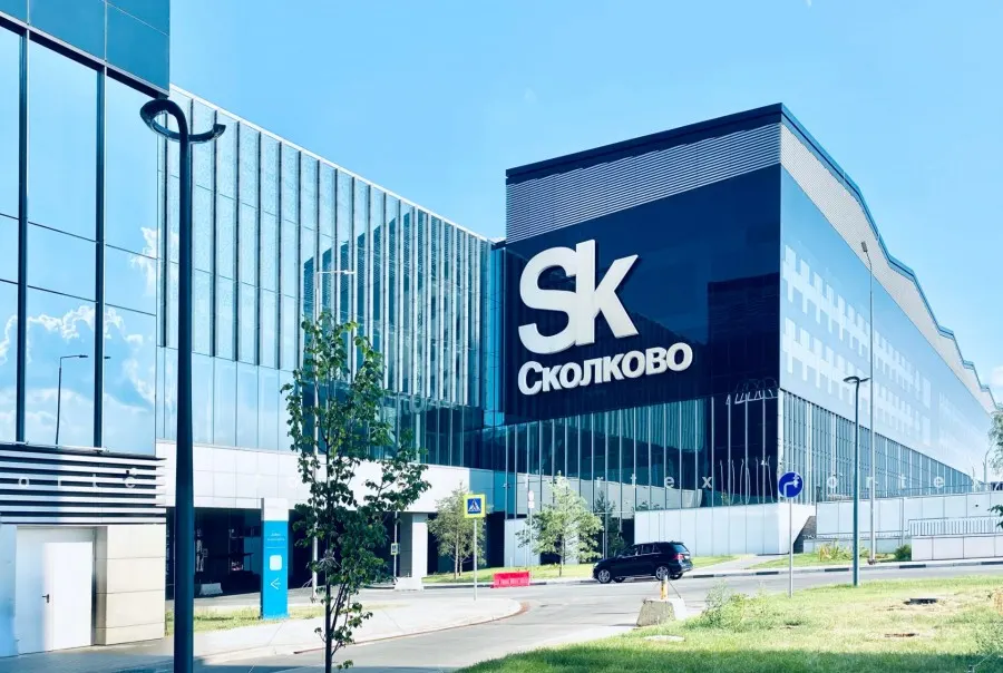 Фасад здания с вывеской «Сколково»